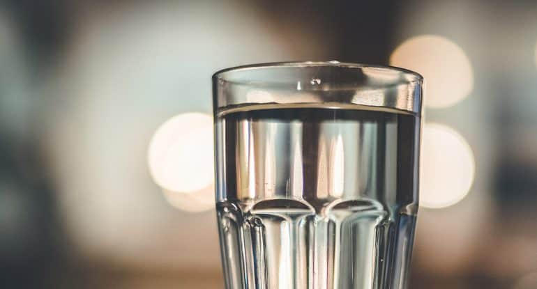 Что налить в стакан покойному — воду или водку?