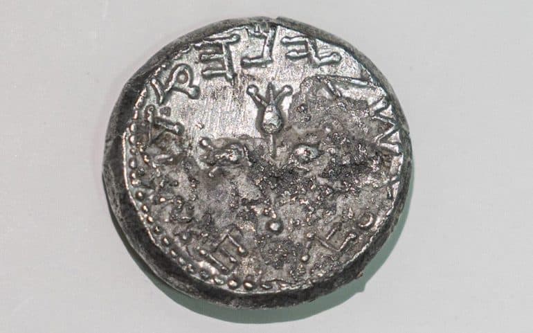 11-летняя девочка нашла древнюю монету. Находка связана с одним из пророчеств Христа
