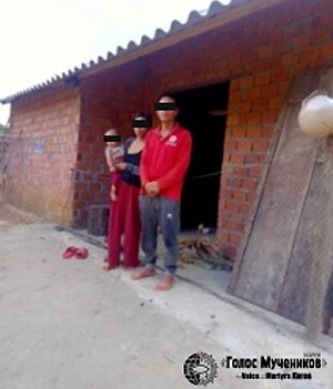 Во Вьетнаме христианину сломали руку за отказ отдать Библию и выгнали из деревни: теперь он с семьей живет в доме-храме