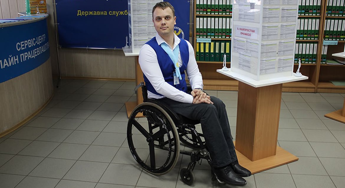 Верующие Славянска помогают чемпиону Украины по плаванию встать с коляски после аварии