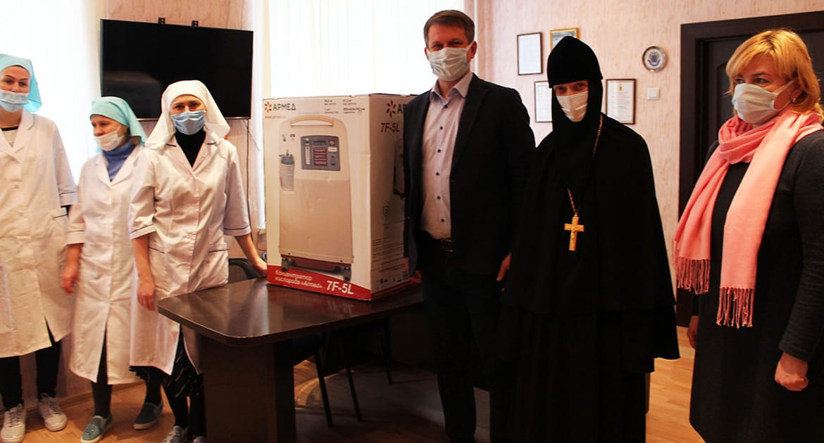 Переславский Федоровский монастырь передал больнице концентратор кислорода