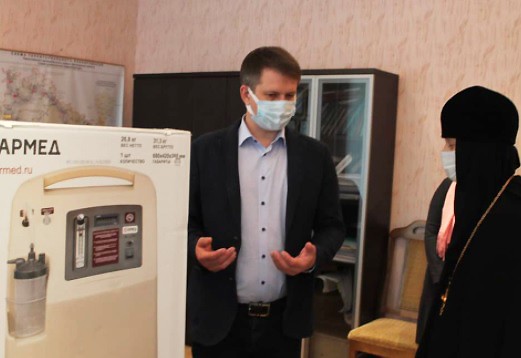 Переславский Федоровский монастырь передал больнице концентратор кислорода