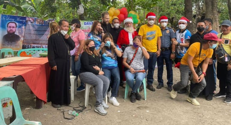 На Филиппинах детям подарили подарки в память об иеродиаконе, умершем от коронавируса