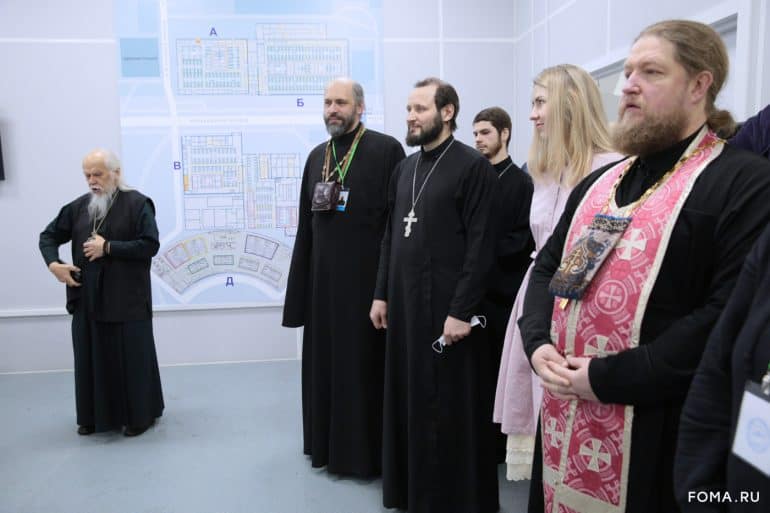 Епископ Пантелеимон и православные добровольцы поздравили пациентов COVID-стационара с Новым годом и Рождеством