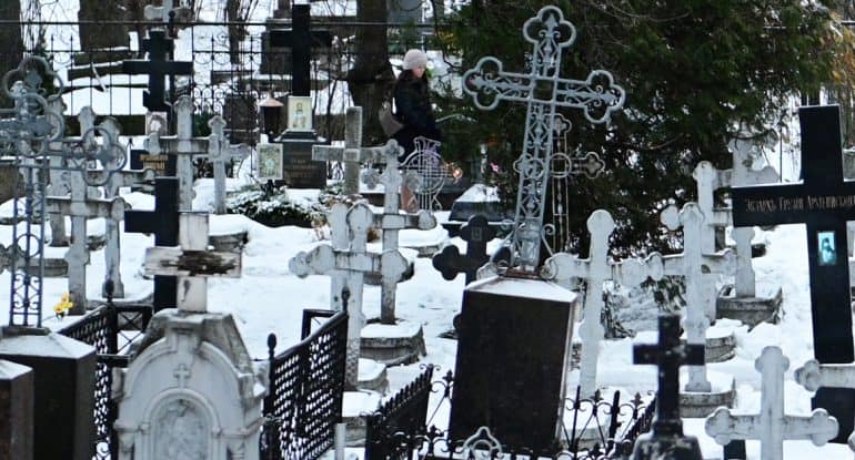 Как молиться на кладбище на Радоницу?