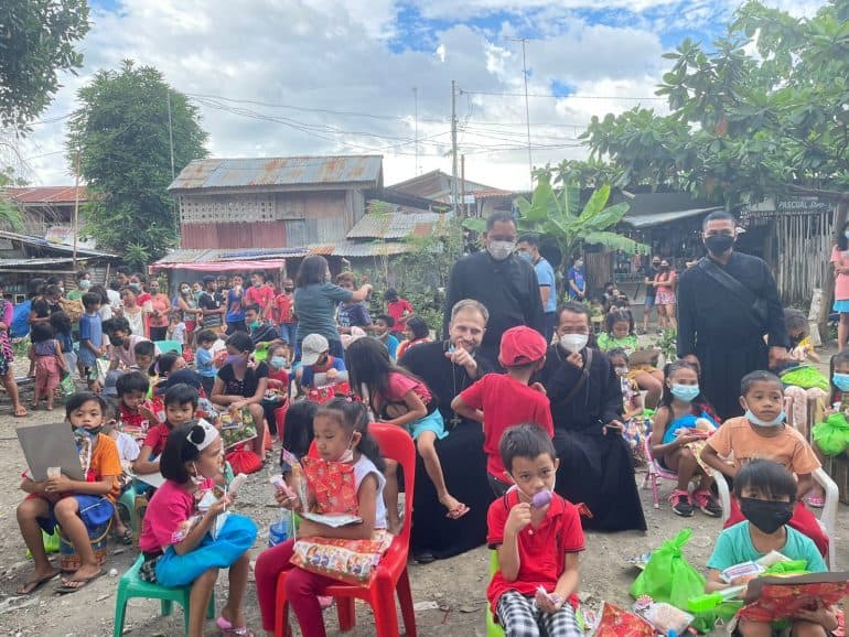 На Филиппинах детям подарили подарки в память об иеродиаконе, умершем от коронавируса