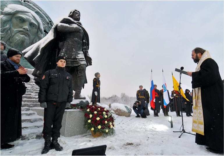 На месте молитвы Александра Невского перед битвой со шведами открыли мемориал