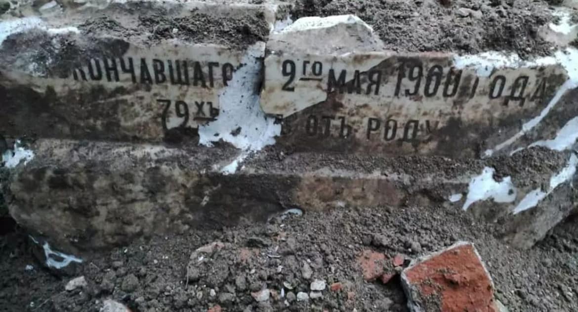 В Зеленокумске нашли 100-летний склеп, предположительно, с останками священника