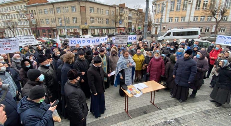 В Виннице верующие провели молитвенное стояние из-за незаконного перевода общин в ПЦУ