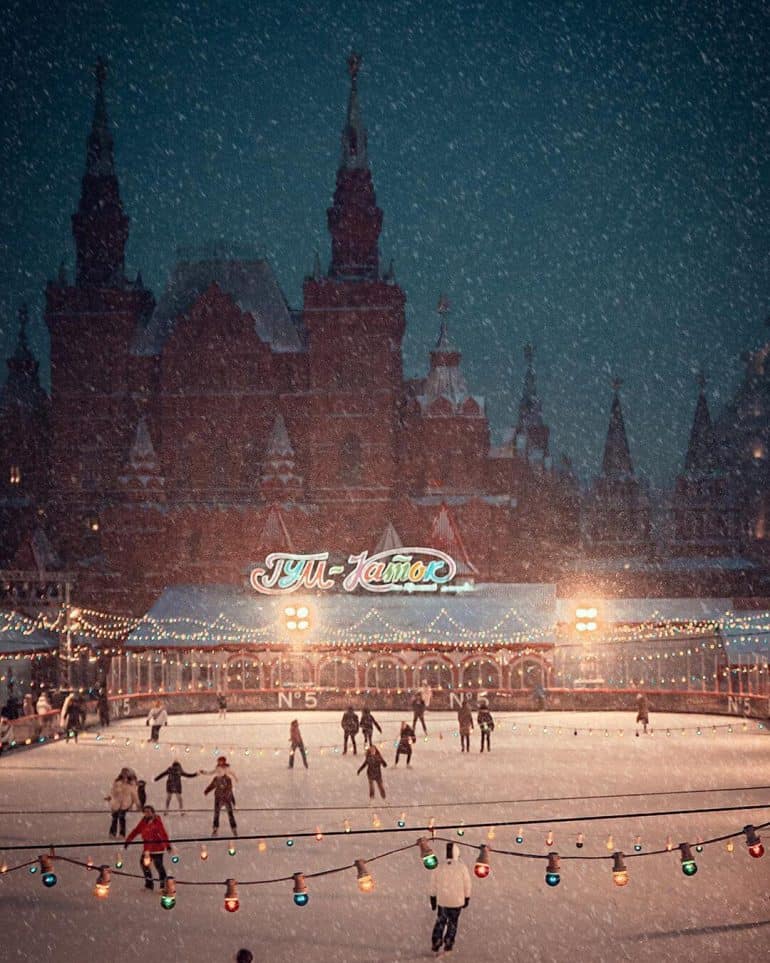 Москва в ожидании Рождества: 20 атмосферных фотографий Андриана Звигина