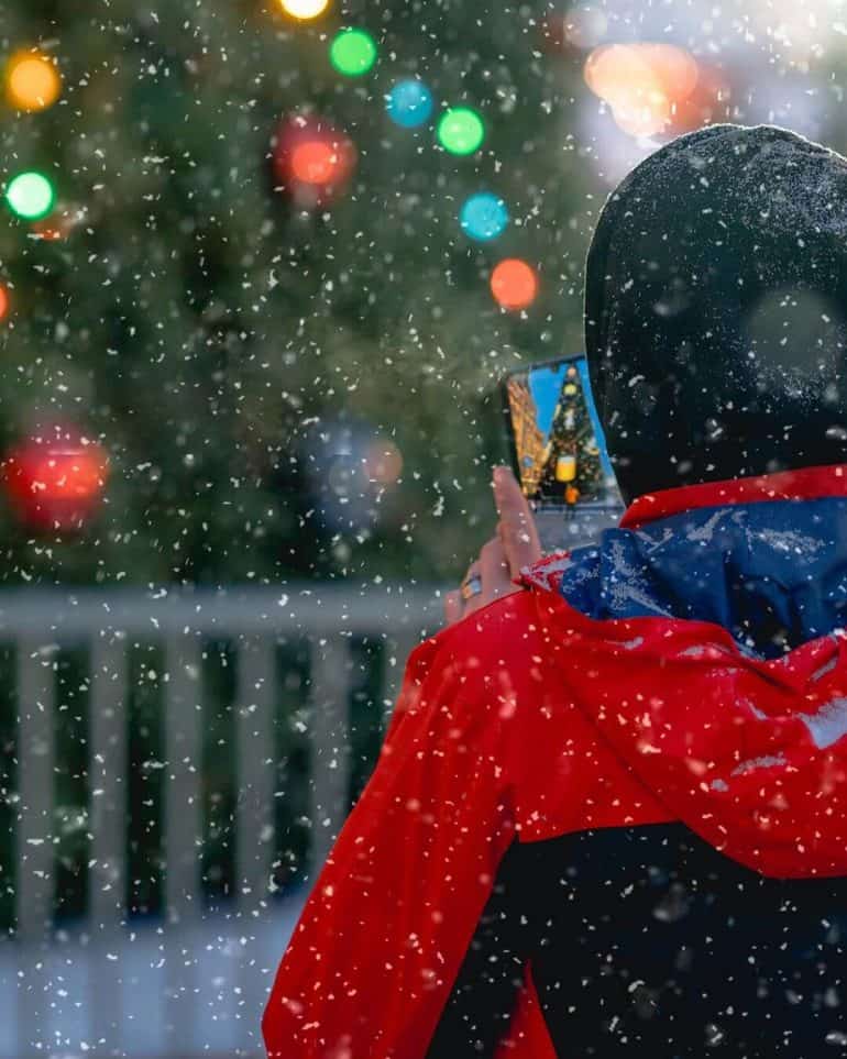 Москва в ожидании Рождества: 20 атмосферных фотографий Андриана Звигина