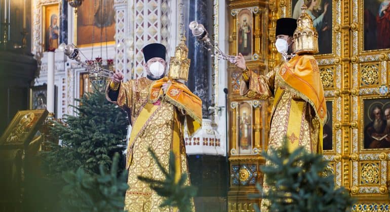 Усиление в храмах Москвы контроля за профилактикой ковида не означает прекращение служб, пояснили в Церкви