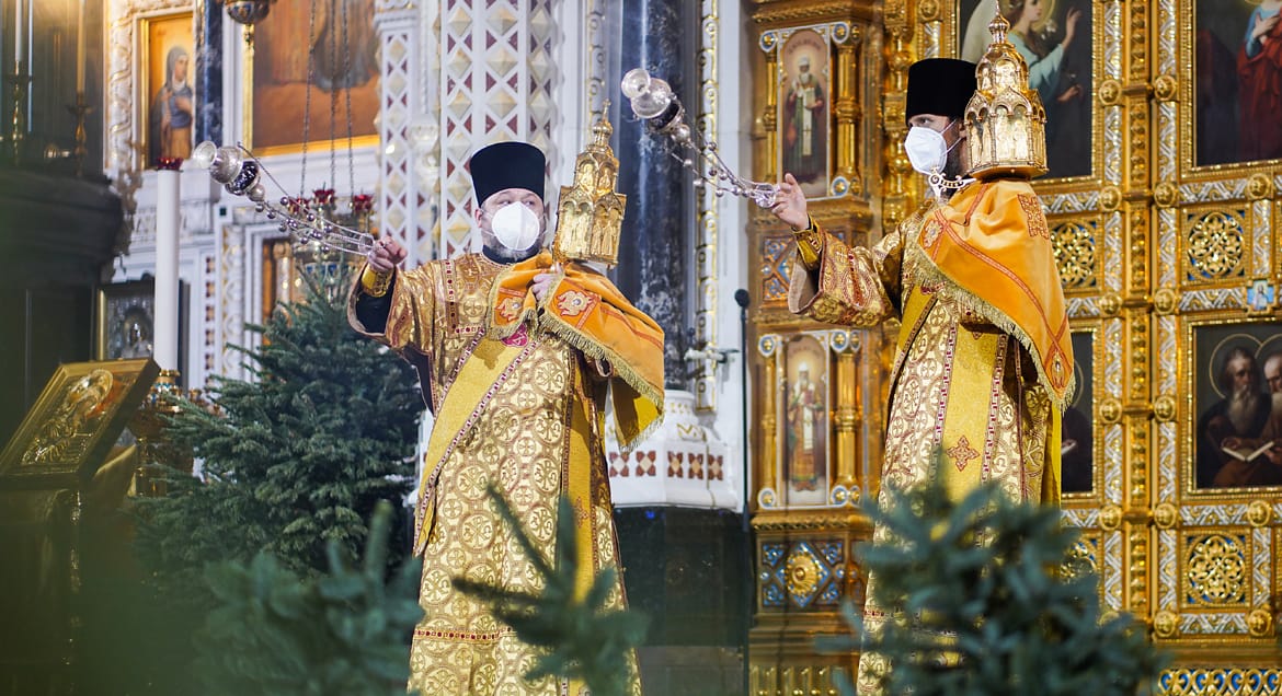 Усиление в храмах Москвы контроля за профилактикой ковида не означает прекращения в них служб, пояснили в Церкви