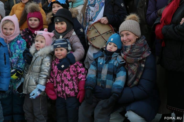 Звездочеты и ангелы у Никитских ворот, — в Москве состоялся фестиваль Рождественских вертепов