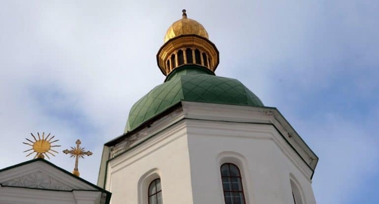 С Софийского собора в Киеве снесло трехметровый крест