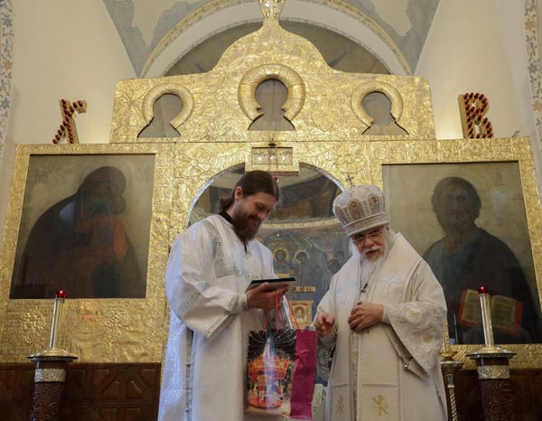 Волонтерам «красных зон» вручили церковные награды