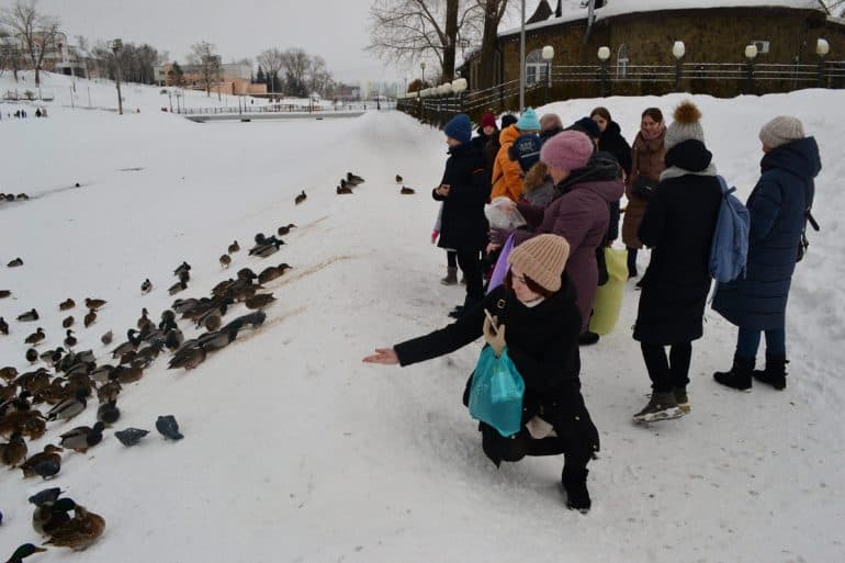 «Прогуливая» занятия: в Саранске участники арт-терапии для детей с ОВЗ покормили диких уток