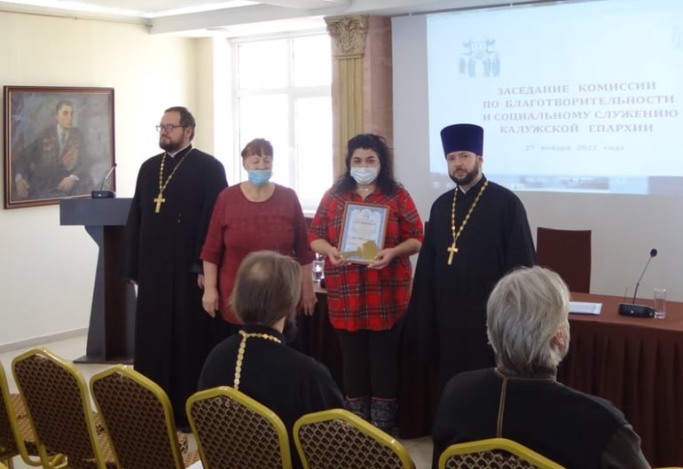 Калужская епархия передала семьям-погорельцам денежные сертификаты