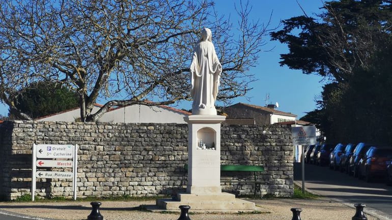 Защитникам секуляризма помешала статуя Девы Марии на западе Франции