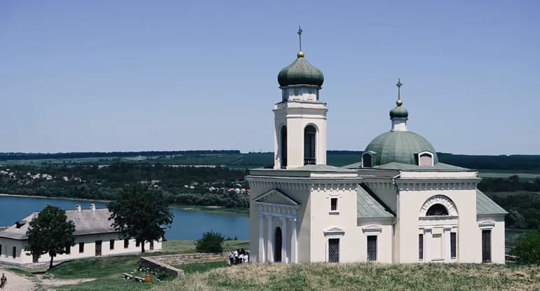 Община закрытого в Хотинской крепости храма провела молитвенное стояние у мэрии