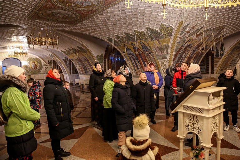 Группа беженцев с Донбасса поклонилась мощам Серафима Саровского
