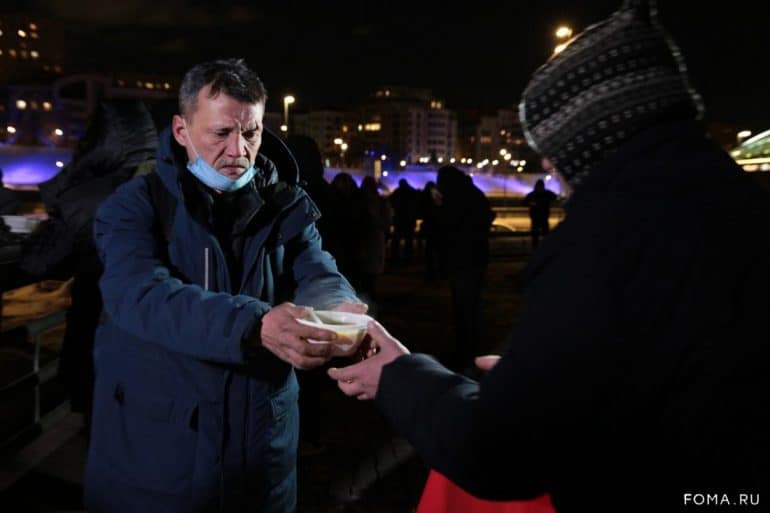 «Жалею себя посреди Москва-Сити, вдруг подходит бездомный»: как успешный финдиректор стала волонтером в красной зоне и кормит людей на вокзале