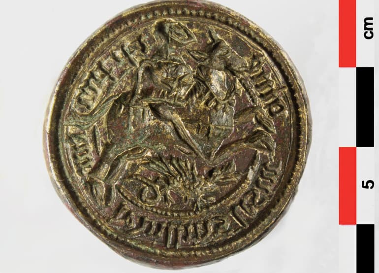 Во Франции нашли дважды важный артефакт – матрицу печати XV века с изображением Георгия Победоносца
