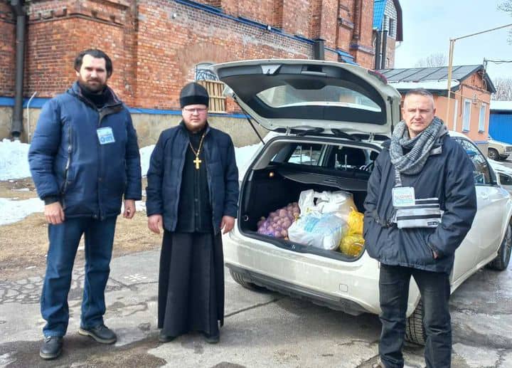В Харькове священники раздают пострадавшим мирным жителям еду и лекарства