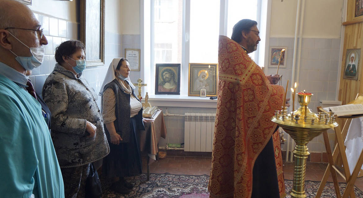 После двух лет простоя из-за ковида в больнице Братска вновь открылся храм