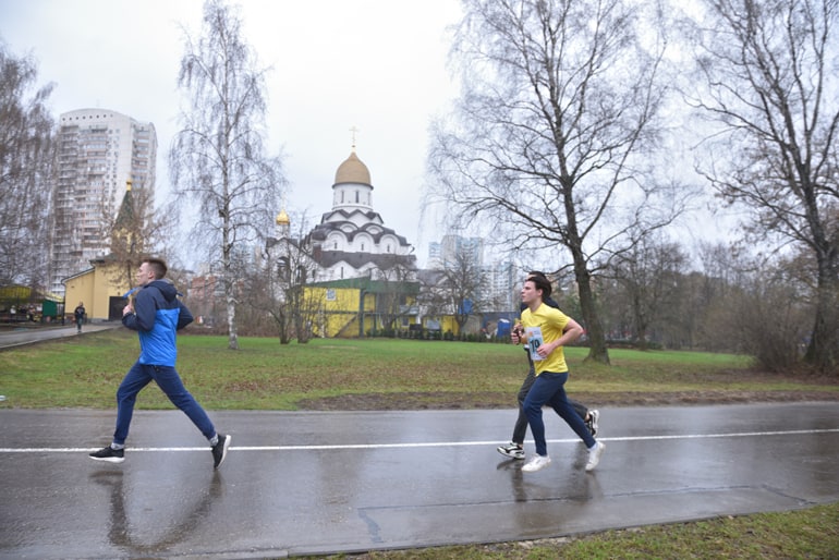 Пробежались за добром: в Москве состоялся забег в поддержку бездомных и беженцев