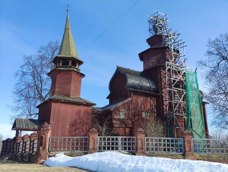 Реставраторы спасли колокольню уникальной деревянной ярославской церкви