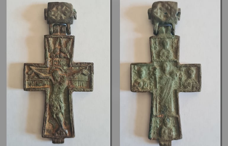 Житель Волхова передал монастырю древний крест, найденный в поле