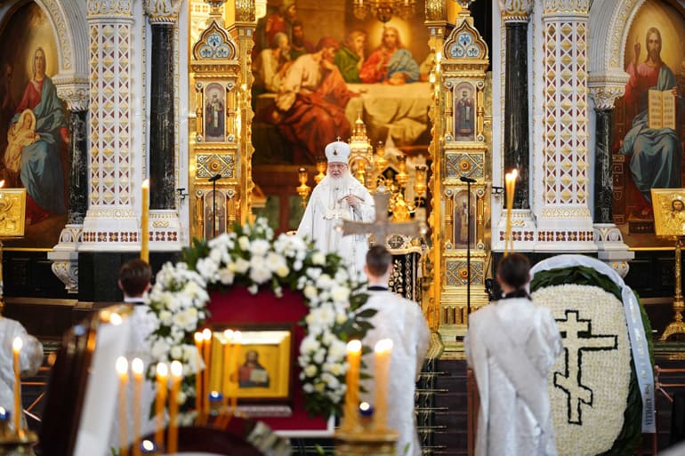 Патриарх Кирилл совершил отпевание Владимира Жириновского в храме Христа Спасителя
