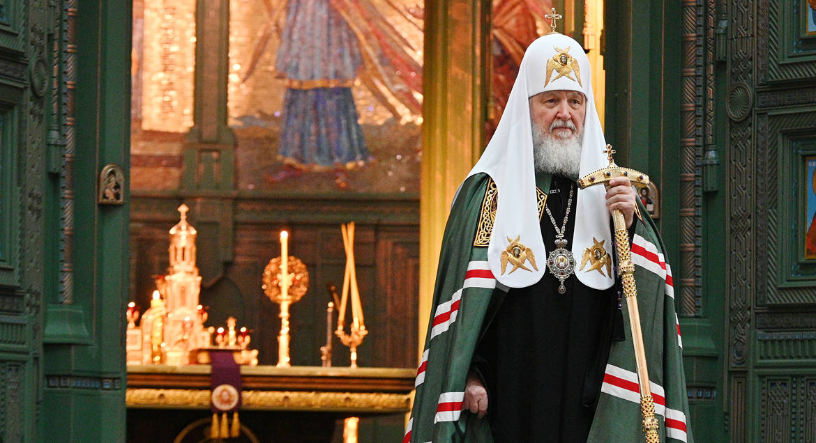 Патриарх Кирилл считает, что мировые вызовы одной политикой вряд ли удастся решить, помочь могут верующие люди