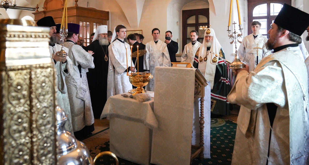 Патриарх Кирилл совершил молебен на начало мироварения