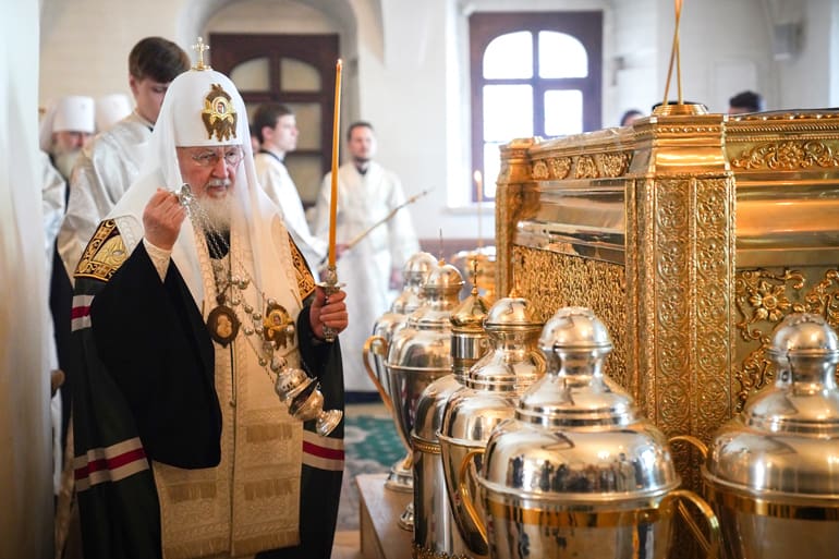 Патриарх Кирилл совершил молебен на начало мироварения