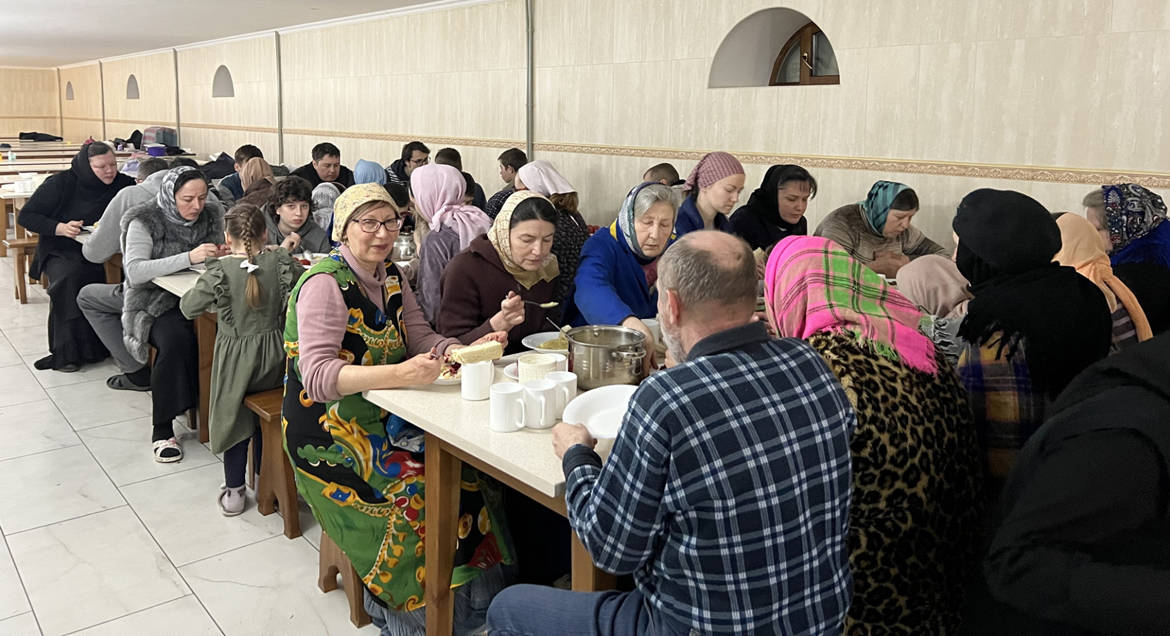 В епархиях Украинской Церкви продолжают активно помогать беженцам