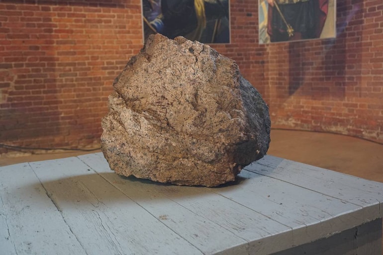 На выставке в Кронштадте о Ледовом побоище показывают гигантскую диораму и Вороний камень