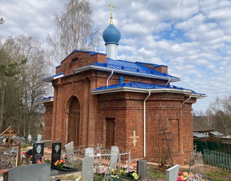 В кладбищенском храме Устюжны совершили первую за 80 лет Литургию