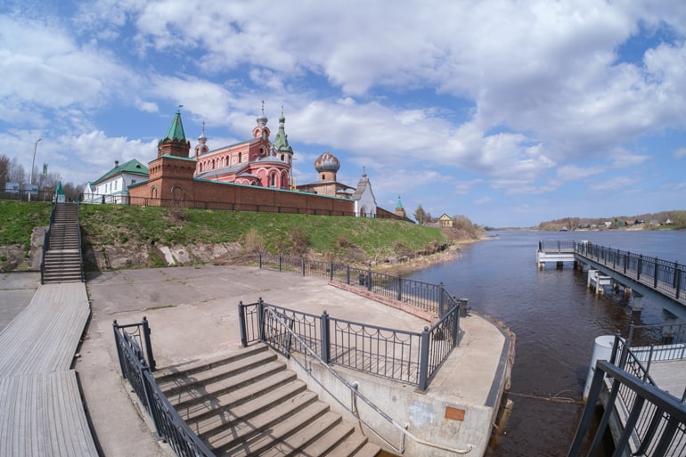 В Петербурге представили паломнический маршрут по трем древним монастырям