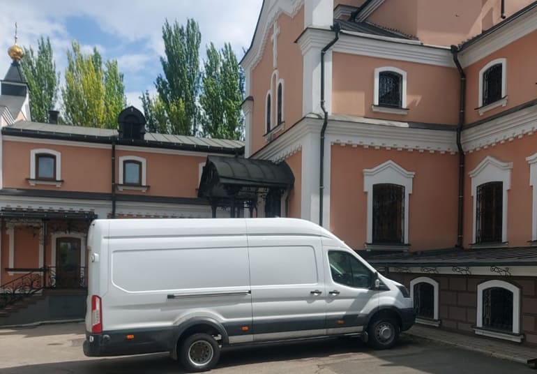 В Церкви приобрели машины для доставки гумпомощи нуждающимся в трех епархиях Донбасса
