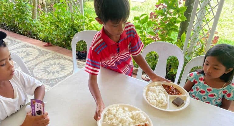 Филиппинско-Вьетнамская епархия кормит детей из бедных филиппинских семей