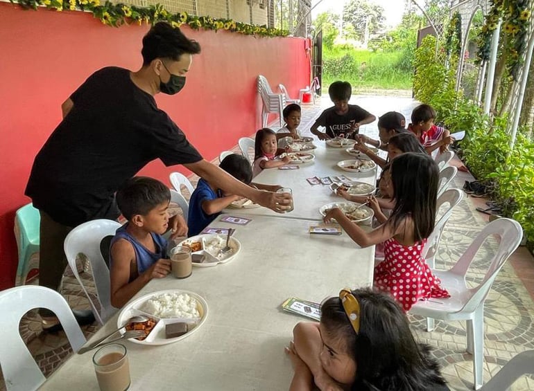 Филиппинско-Вьетнамская епархия кормит детей из бедных филиппинских семей