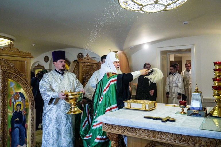 В Минске патриарх Кирилл возложил цветы к двум знаковым памятникам и освятил храм