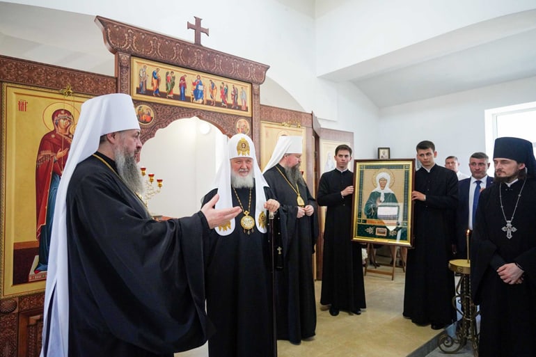 «Вы несете служение»: Патриарх Кирилл навестил подопечных уникального арт-поместья