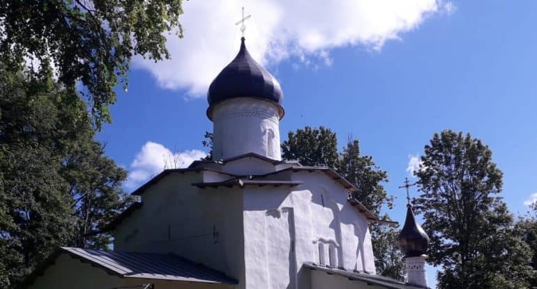 На два месяца для посетителей откроется Успенская церковь в псковском селе Мелетово