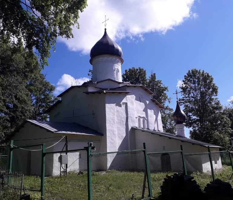 На два месяца для посетителей откроется Успенская церковь в псковском селе Мелетово