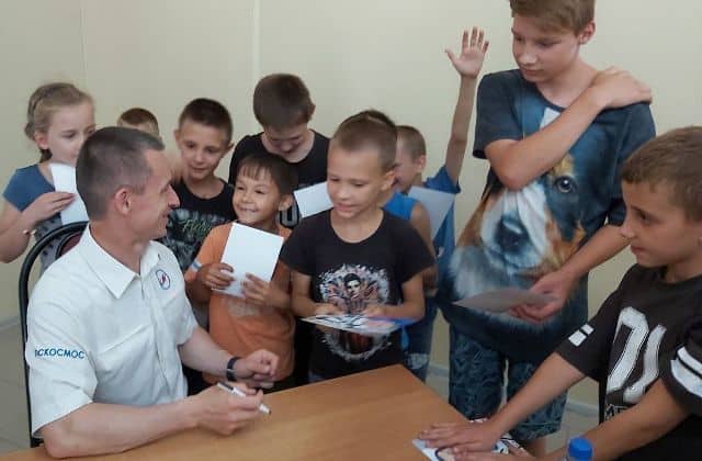 При участии Церкви с детьми-беженцами встретился Герой России космонавт Сергей Рыжиков