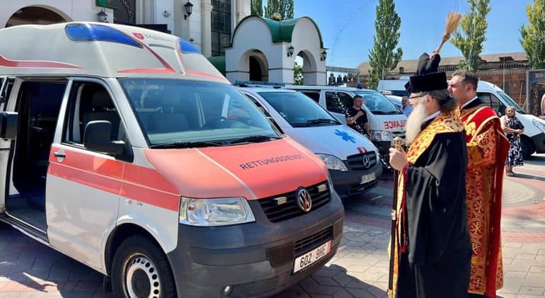 Украинская Церковь передала больницам Запорожья пять машин скорой помощи