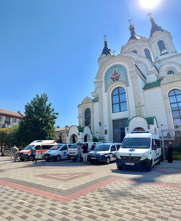 Украинская Церковь передала больницам Запорожья пять машин скорой помощи